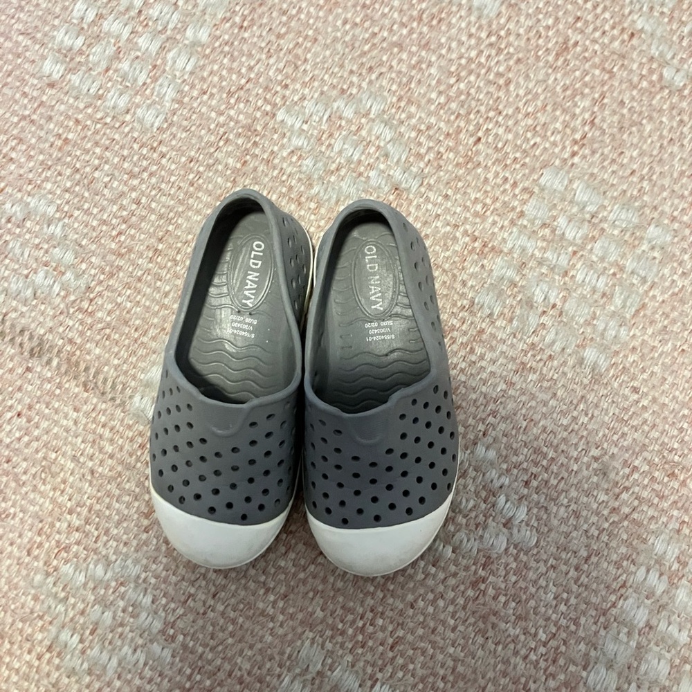 Old Navy Kids' Gray Slip-On Water Shoes with White Toe size 8